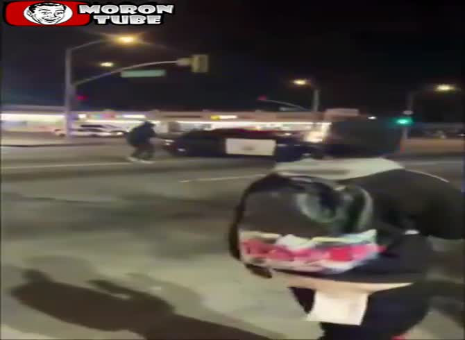 Video :Compton'street takeover' - A man kills a police officer
